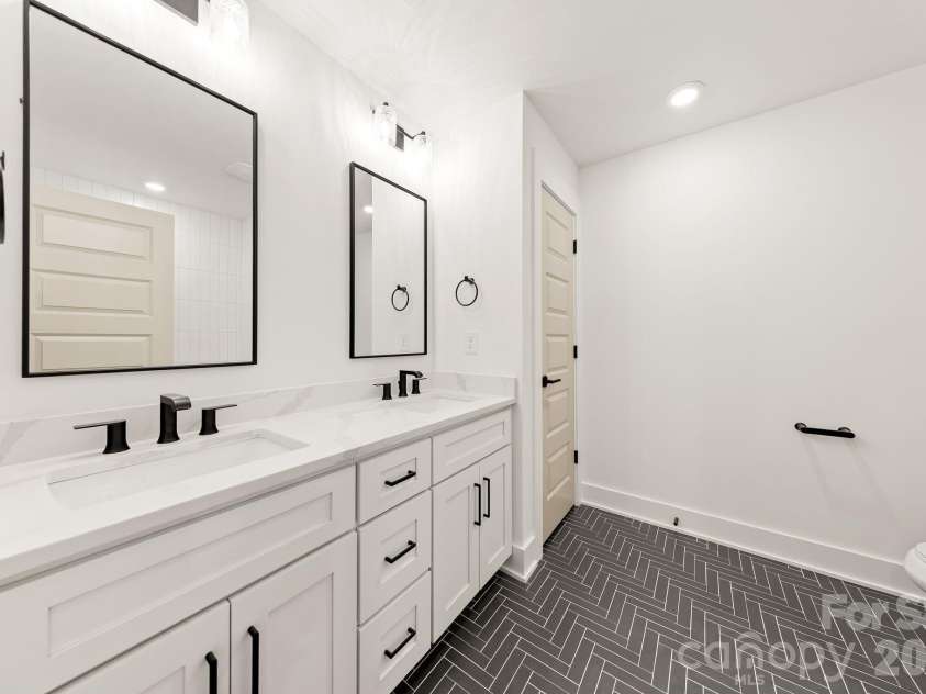 2814 Phillips Avenue, Charlotte, NC 28208.  MLS# CAR4319308, YatesRealty ID 23550. 