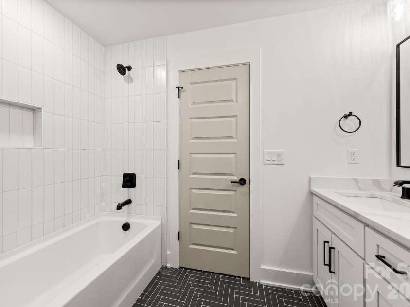 2814 Phillips Avenue, Charlotte, NC 28208.  MLS# CAR4319308, YatesRealty ID 23550. 