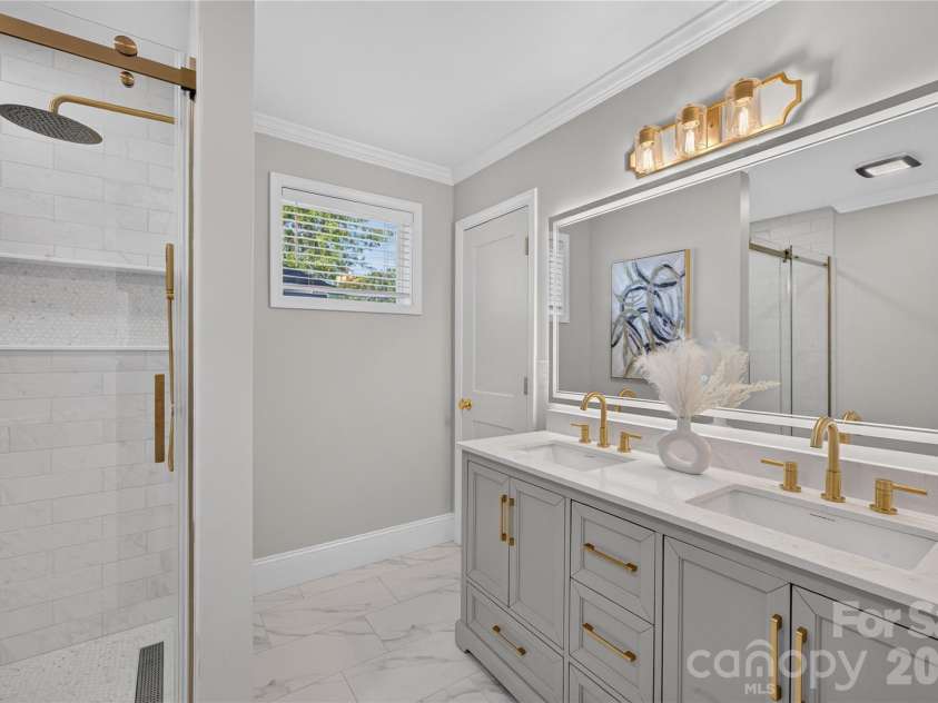 1816 Anderson Street, Charlotte, NC 28205.  MLS# CAR4402683, YatesRealty ID 23552. Primary Bath