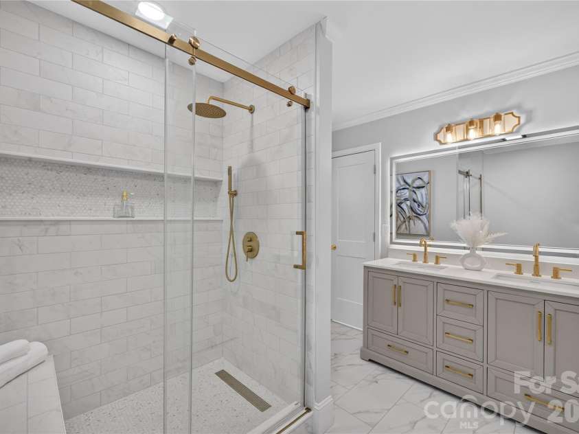 1816 Anderson Street, Charlotte, NC 28205.  MLS# CAR4402683, YatesRealty ID 23552. Primary Bath