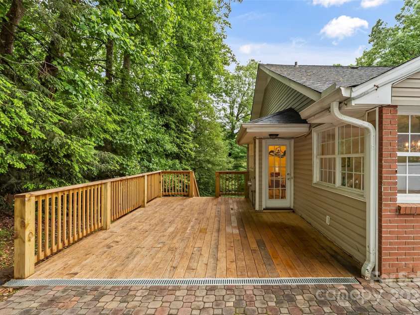 34 Westridge Drive, Asheville, NC 28803.  MLS# CAR4264281, YatesRealty ID 23553. Newer Deck