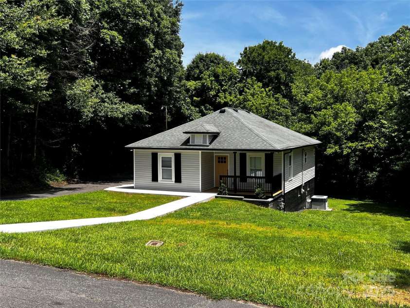 305 Henry Street, Belmont, NC 28012.  MLS# CAR4272580, YatesRealty ID 23556. 