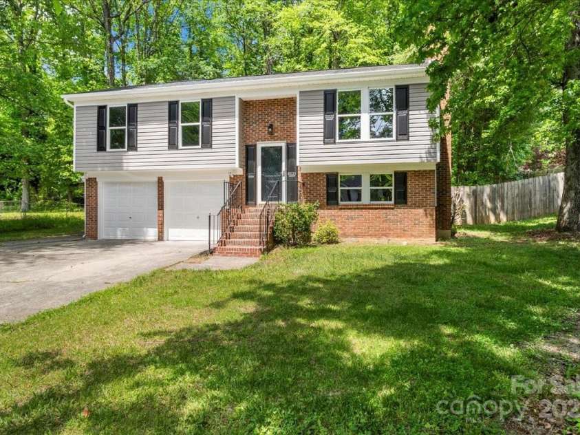 6839 Wagon Oak Road, Charlotte, NC 28212.  MLS# CAR4253428, YatesRealty ID 23557. Front View