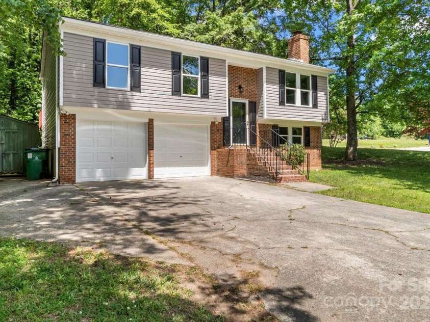 6839 Wagon Oak Road, Charlotte, NC 28212.  MLS# CAR4253428, YatesRealty ID 23557. Front View