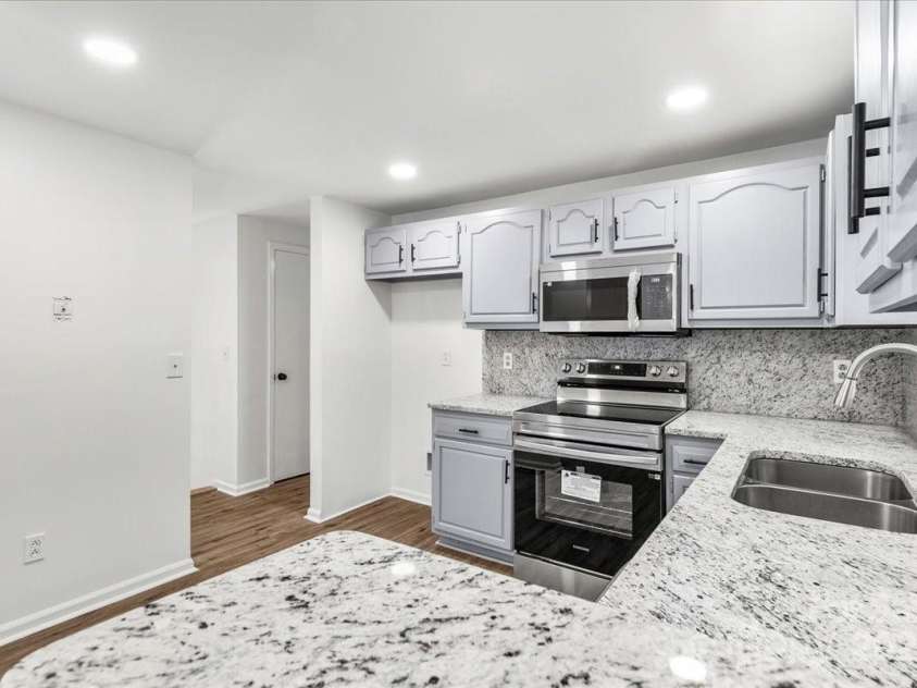 6839 Wagon Oak Road, Charlotte, NC 28212.  MLS# CAR4253428, YatesRealty ID 23557. Kitchen