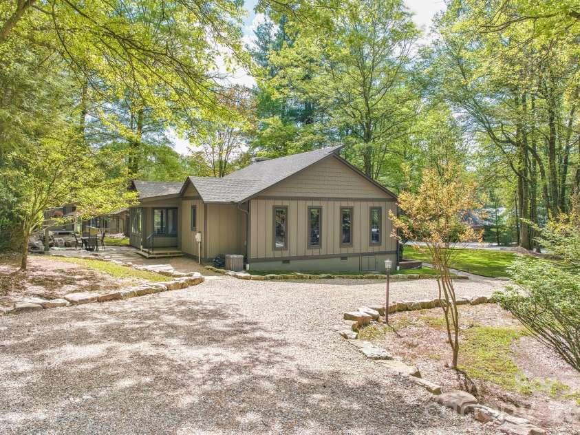 22 Dalonigei Court, Brevard, NC 28712.  MLS# CAR4371512, YatesRealty ID 23558. 