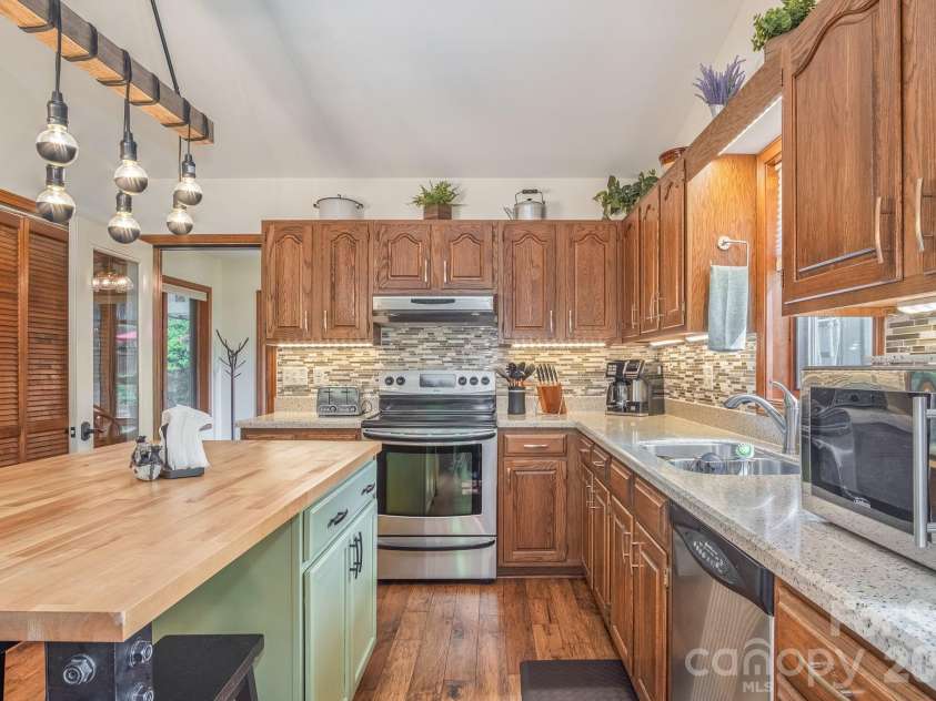 22 Dalonigei Court, Brevard, NC 28712.  MLS# CAR4371512, YatesRealty ID 23558. 