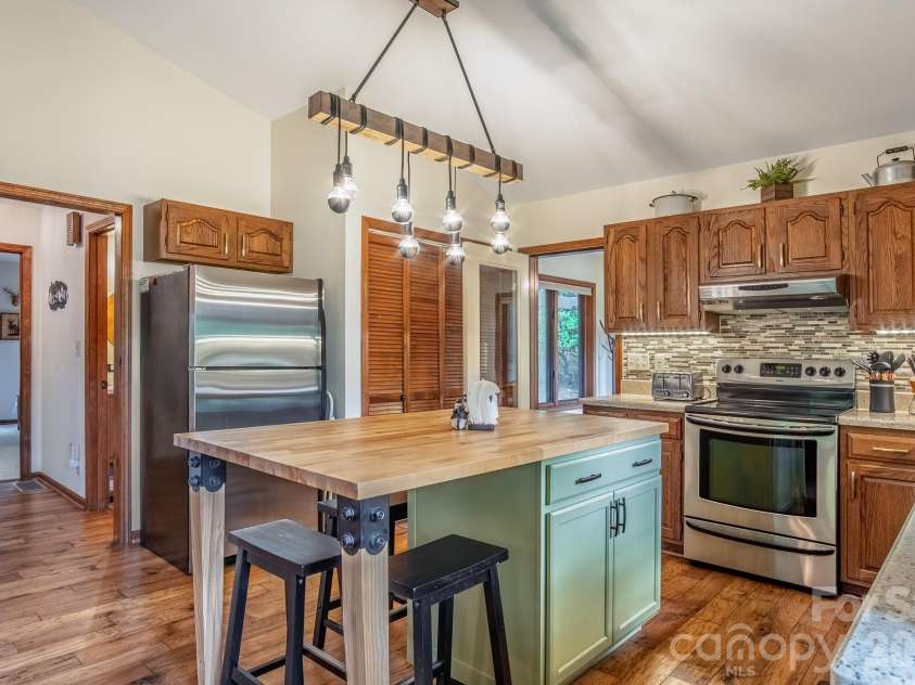 22 Dalonigei Court, Brevard, NC 28712.  MLS# CAR4371512, YatesRealty ID 23558. 