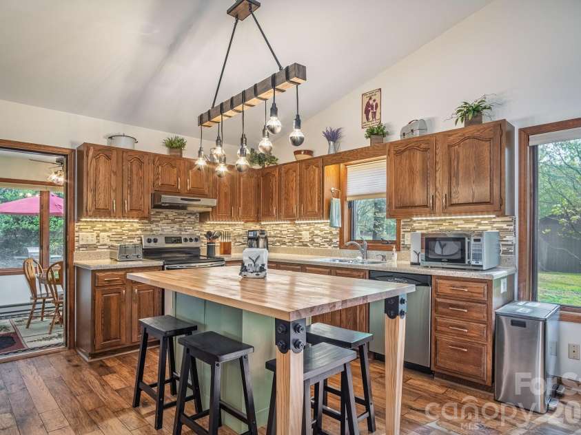 22 Dalonigei Court, Brevard, NC 28712.  MLS# CAR4371512, YatesRealty ID 23558. 