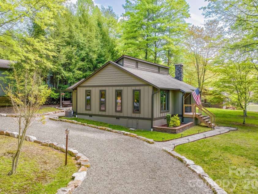 22 Dalonigei Court, Brevard, NC 28712.  MLS# CAR4371512, YatesRealty ID 23558. 