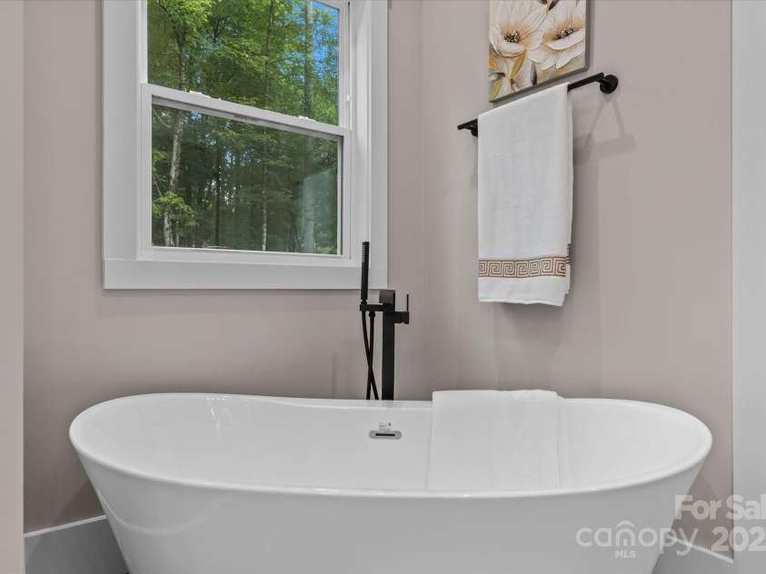 4435 Cornett Drive, Iron Station, NC 28080.  MLS# CAR4293184, YatesRealty ID 23558. Soaking Tub