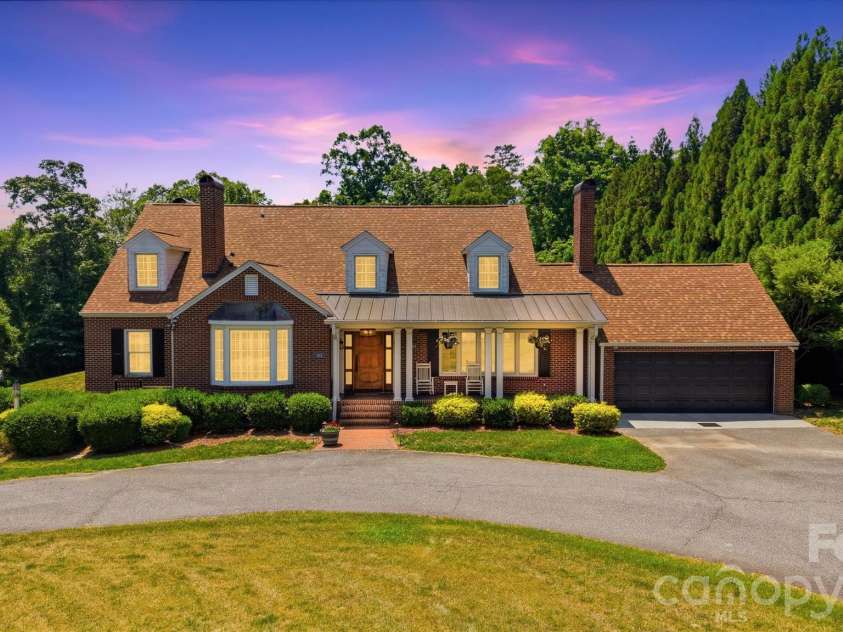 1013 14th Avenue Drive, Hickory, NC 28601.  MLS# CAR4383520, YatesRealty ID 23559. 