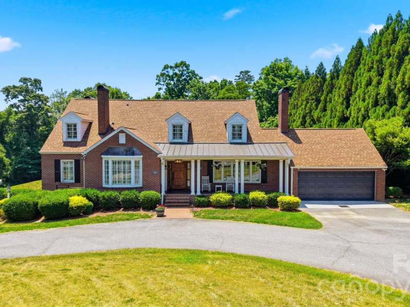 1013 14th Avenue Drive, Hickory, NC 28601.  MLS# CAR4383520, YatesRealty ID 23559. 
