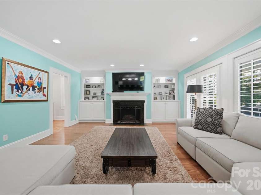 1013 14th Avenue Drive, Hickory, NC 28601.  MLS# CAR4383520, YatesRealty ID 23559. 