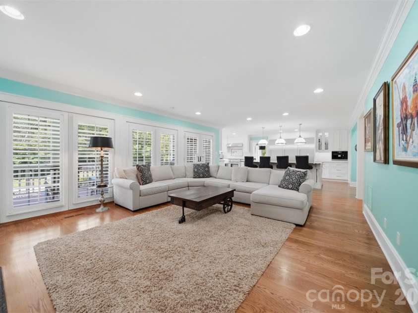 1013 14th Avenue Drive, Hickory, NC 28601.  MLS# CAR4383520, YatesRealty ID 23559. 