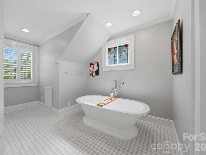 1013 14th Avenue Drive, Hickory, NC 28601.  MLS# CAR4383520, YatesRealty ID 23559. 