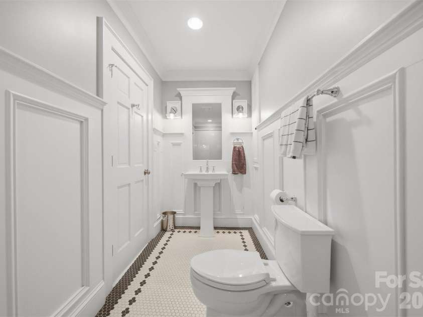 1013 14th Avenue Drive, Hickory, NC 28601.  MLS# CAR4383520, YatesRealty ID 23559. 