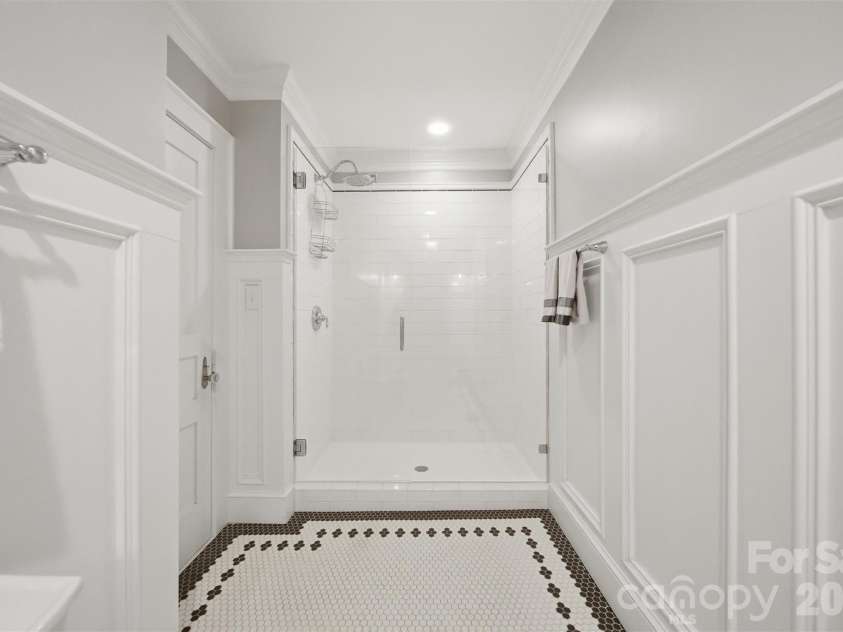 1013 14th Avenue Drive, Hickory, NC 28601.  MLS# CAR4383520, YatesRealty ID 23559. 