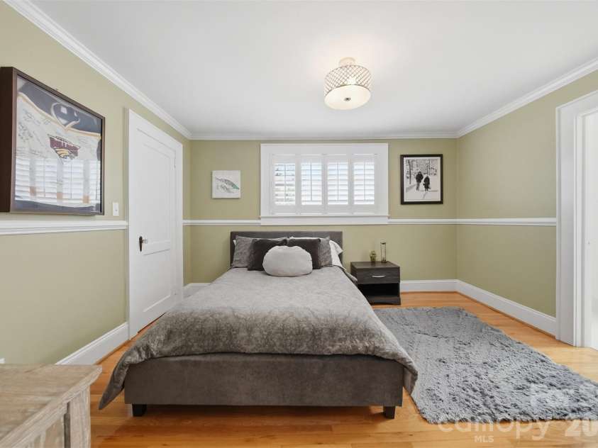 1013 14th Avenue Drive, Hickory, NC 28601.  MLS# CAR4383520, YatesRealty ID 23559. 
