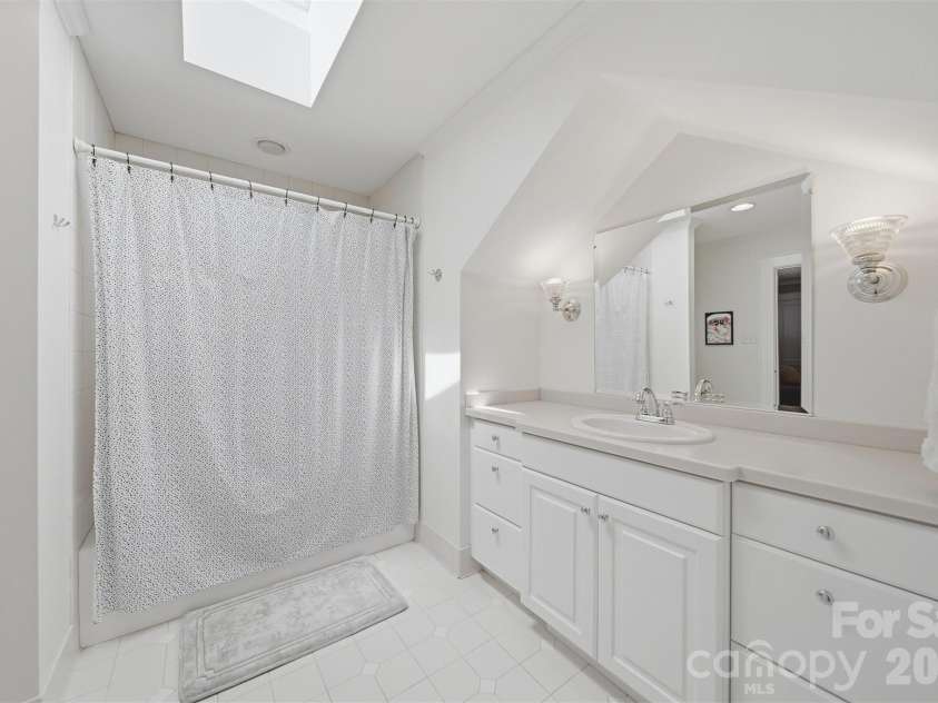 1013 14th Avenue Drive, Hickory, NC 28601.  MLS# CAR4383520, YatesRealty ID 23559. 