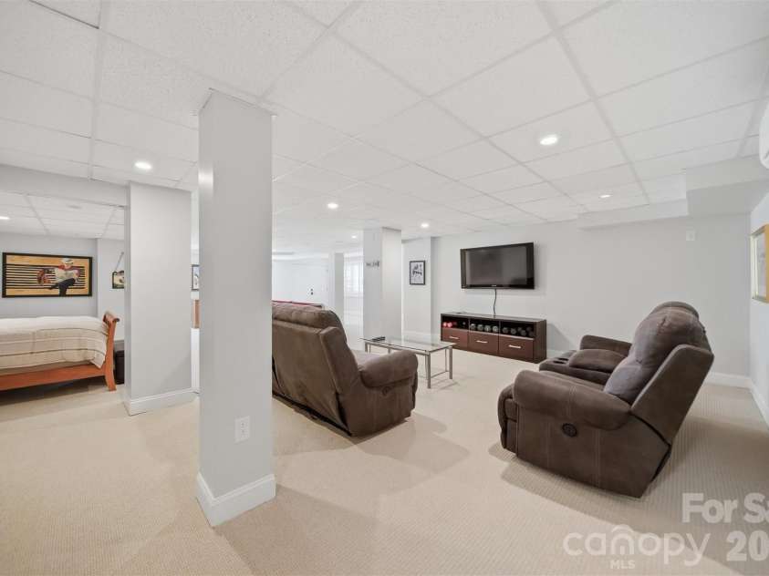 1013 14th Avenue Drive, Hickory, NC 28601.  MLS# CAR4383520, YatesRealty ID 23559. 