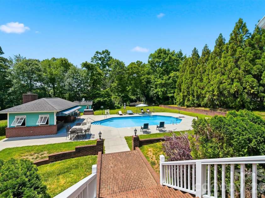 1013 14th Avenue Drive, Hickory, NC 28601.  MLS# CAR4383520, YatesRealty ID 23559. 