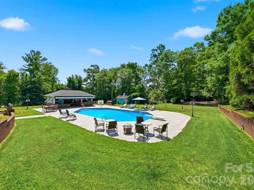 1013 14th Avenue Drive, Hickory, NC 28601.  MLS# CAR4383520, YatesRealty ID 23559. 