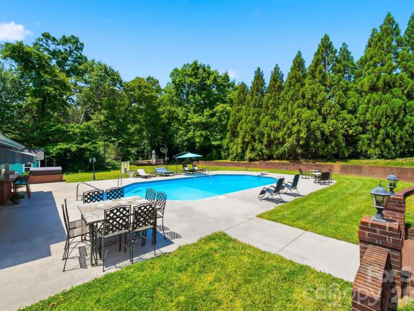 1013 14th Avenue Drive, Hickory, NC 28601.  MLS# CAR4383520, YatesRealty ID 23559. 