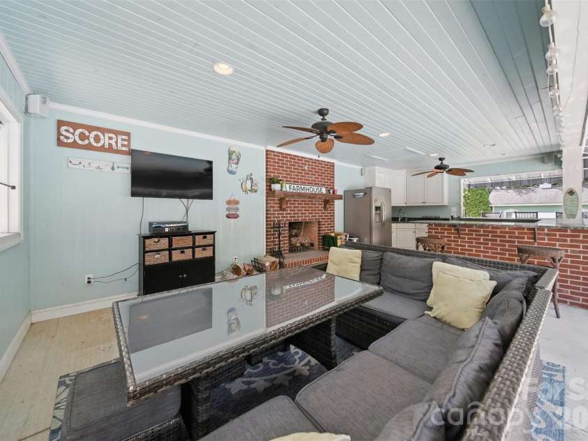 1013 14th Avenue Drive, Hickory, NC 28601.  MLS# CAR4383520, YatesRealty ID 23559. 