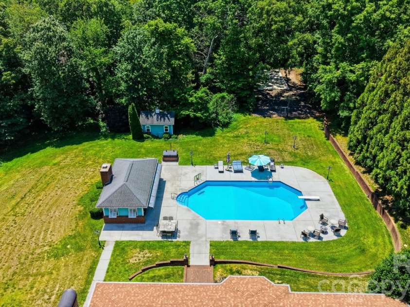 1013 14th Avenue Drive, Hickory, NC 28601.  MLS# CAR4383520, YatesRealty ID 23559. 