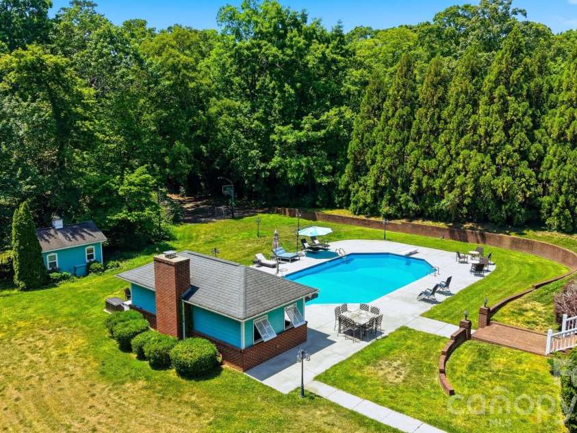 1013 14th Avenue Drive, Hickory, NC 28601.  MLS# CAR4383520, YatesRealty ID 23559. 
