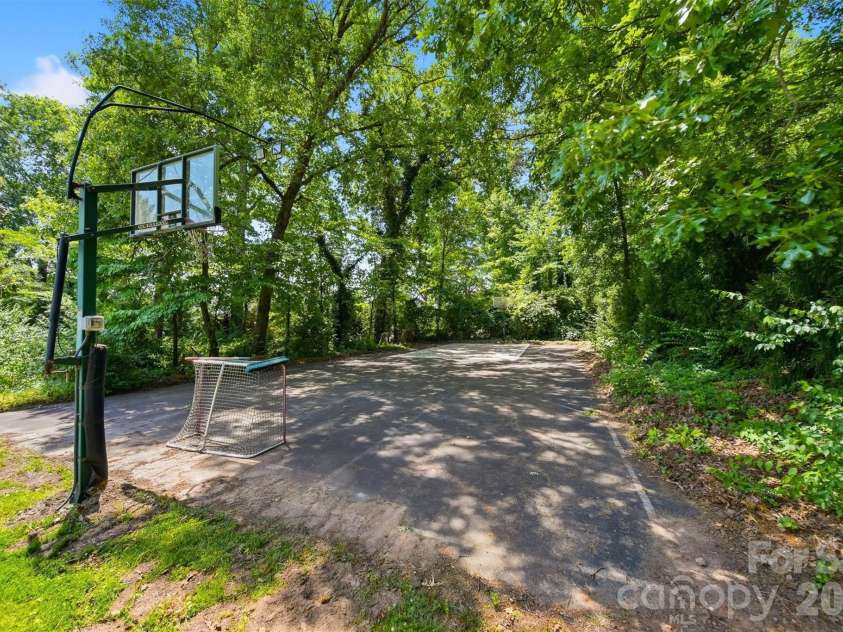 1013 14th Avenue Drive, Hickory, NC 28601.  MLS# CAR4383520, YatesRealty ID 23559. 