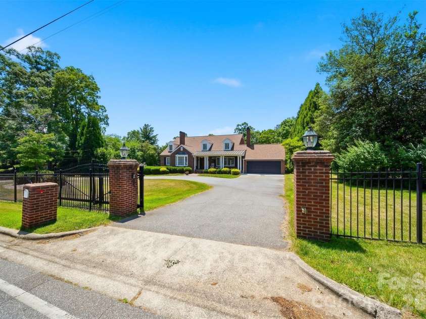 1013 14th Avenue Drive, Hickory, NC 28601.  MLS# CAR4383520, YatesRealty ID 23559. 