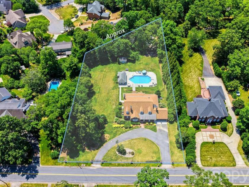 1013 14th Avenue Drive, Hickory, NC 28601.  MLS# CAR4383520, YatesRealty ID 23559. 