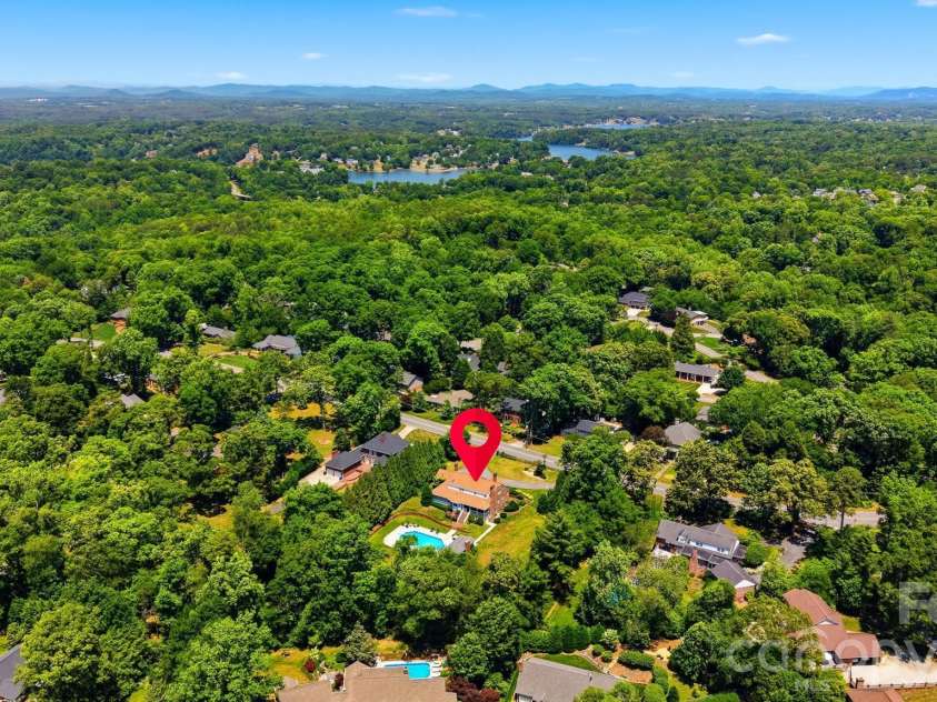 1013 14th Avenue Drive, Hickory, NC 28601.  MLS# CAR4383520, YatesRealty ID 23559. 
