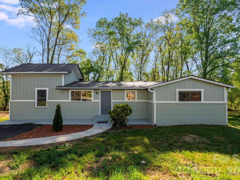 21 Oak Hill Drive, Asheville, NC 28806.  MLS# CAR4371176, YatesRealty ID 23562. 