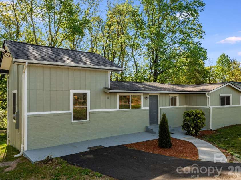21 Oak Hill Drive, Asheville, NC 28806.  MLS# CAR4371176, YatesRealty ID 23562. 