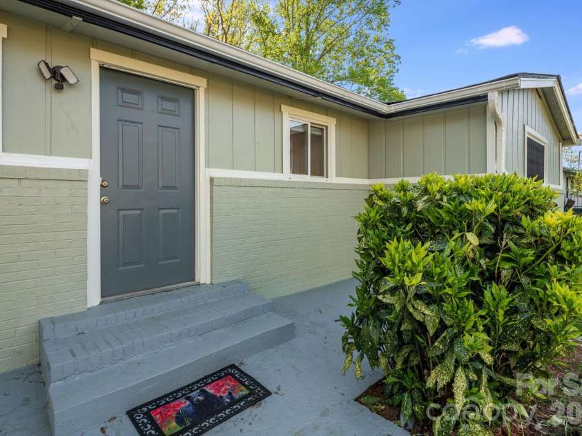 21 Oak Hill Drive, Asheville, NC 28806.  MLS# CAR4371176, YatesRealty ID 23562. 