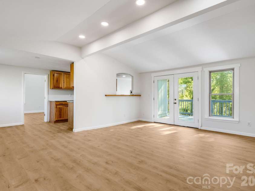 21 Oak Hill Drive, Asheville, NC 28806.  MLS# CAR4371176, YatesRealty ID 23562. 