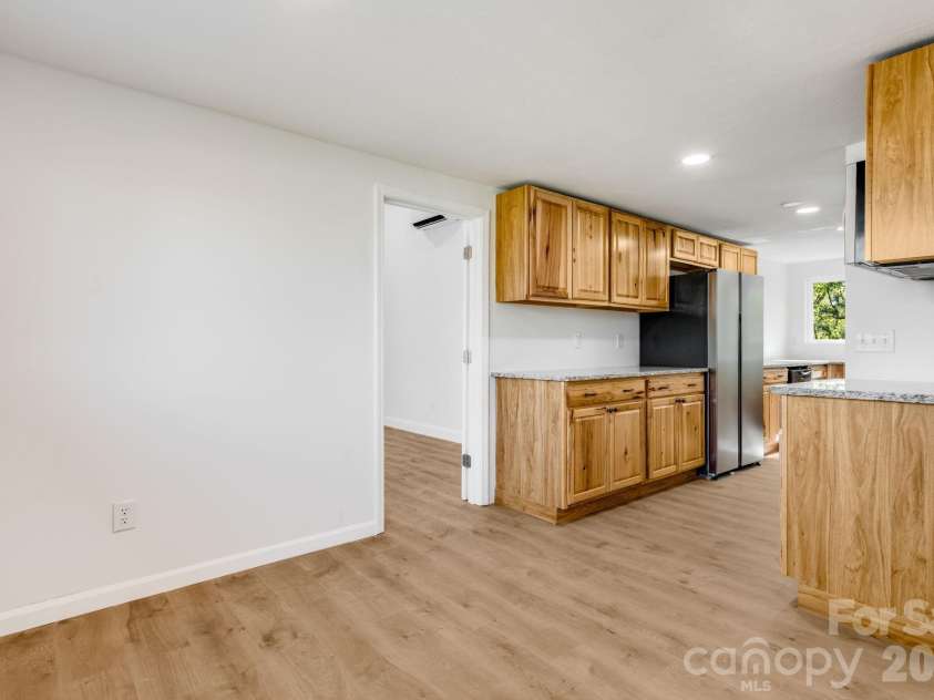 21 Oak Hill Drive, Asheville, NC 28806.  MLS# CAR4371176, YatesRealty ID 23562. 