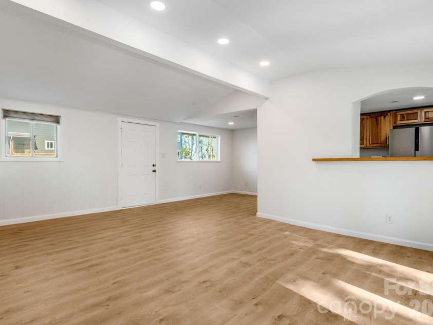 21 Oak Hill Drive, Asheville, NC 28806.  MLS# CAR4371176, YatesRealty ID 23562. 