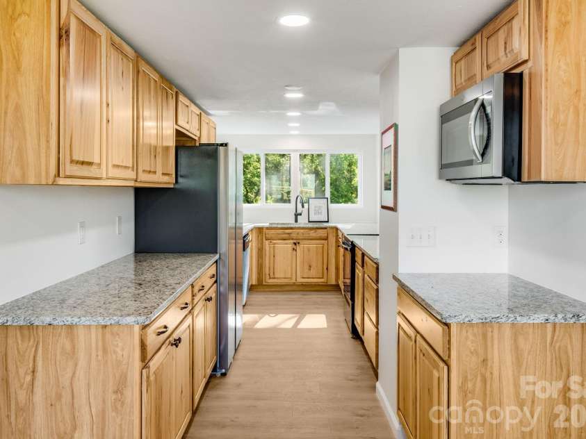 21 Oak Hill Drive, Asheville, NC 28806.  MLS# CAR4371176, YatesRealty ID 23562. 