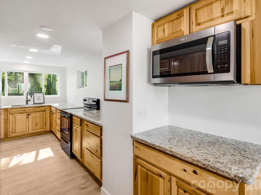 21 Oak Hill Drive, Asheville, NC 28806.  MLS# CAR4371176, YatesRealty ID 23562. 