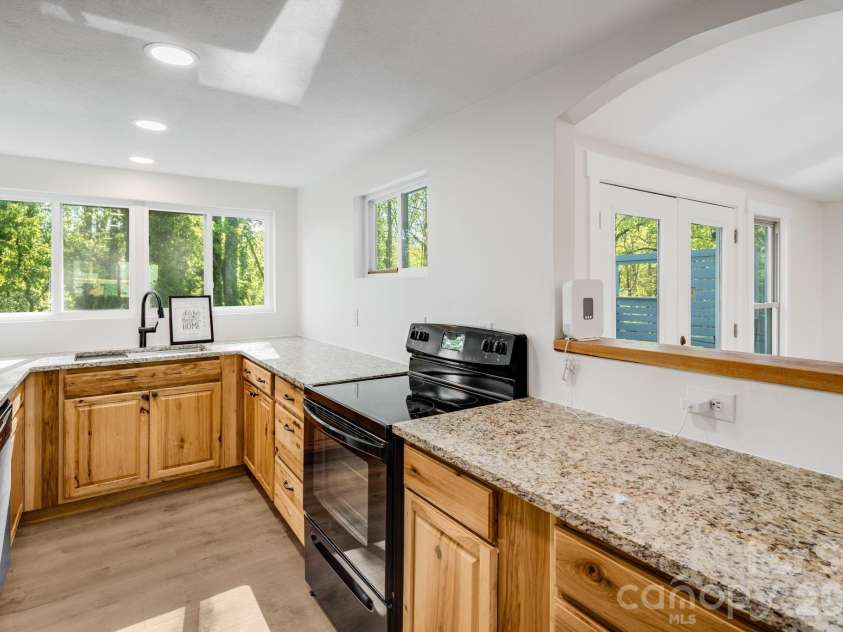 21 Oak Hill Drive, Asheville, NC 28806.  MLS# CAR4371176, YatesRealty ID 23562. 
