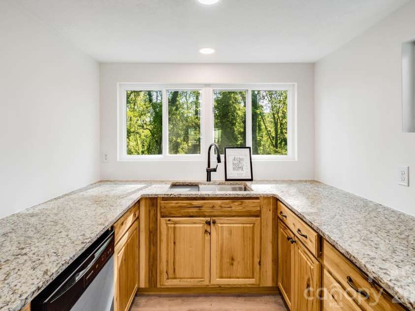 21 Oak Hill Drive, Asheville, NC 28806.  MLS# CAR4371176, YatesRealty ID 23562. 