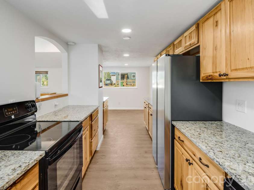 21 Oak Hill Drive, Asheville, NC 28806.  MLS# CAR4371176, YatesRealty ID 23562. 