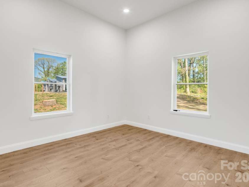 21 Oak Hill Drive, Asheville, NC 28806.  MLS# CAR4371176, YatesRealty ID 23562. 