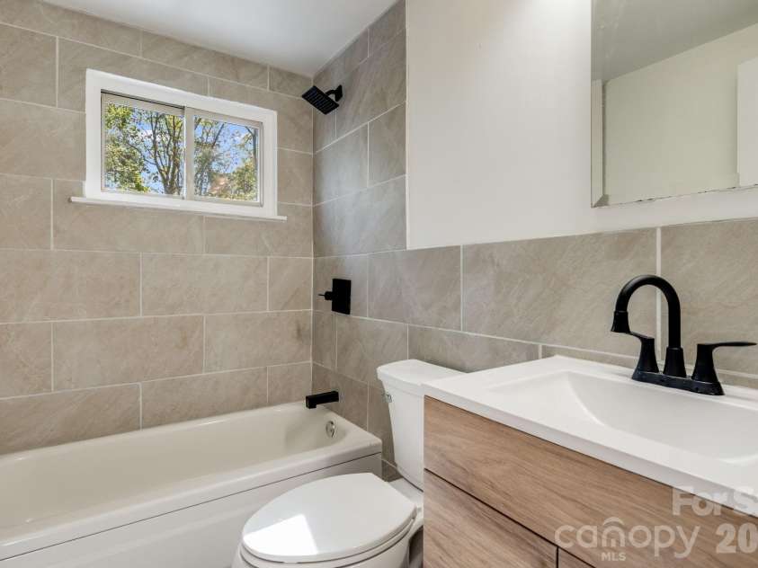 21 Oak Hill Drive, Asheville, NC 28806.  MLS# CAR4371176, YatesRealty ID 23562. 