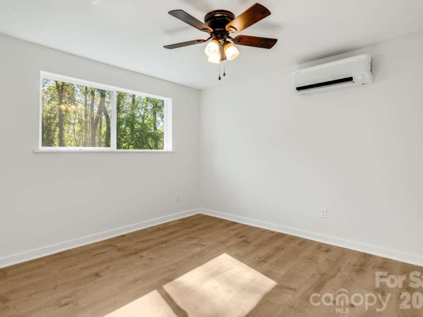 21 Oak Hill Drive, Asheville, NC 28806.  MLS# CAR4371176, YatesRealty ID 23562. 