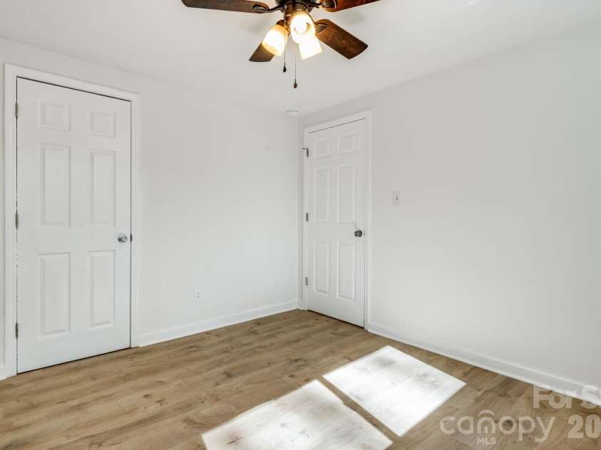 21 Oak Hill Drive, Asheville, NC 28806.  MLS# CAR4371176, YatesRealty ID 23562. 